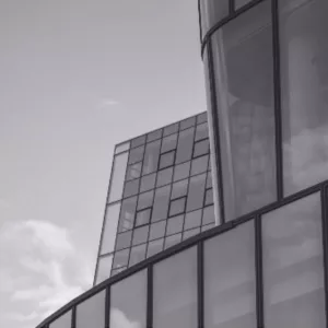 Photographie en noir et blanc d'un bâtiment d'entreprise